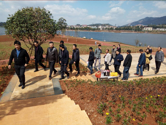 宁湖新城管委会王副主任组织相关领导到我司监理的安宁市宁湖公园及宁湖湿地公园视察