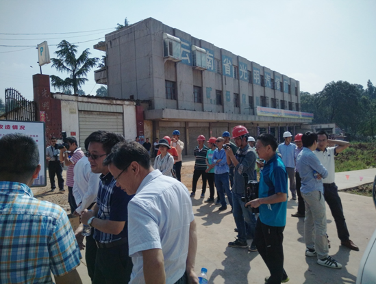 滇中产业新区管委会领导到我司监理的320国道安宁城区金方路口至湖东路口段改造工程项目视察