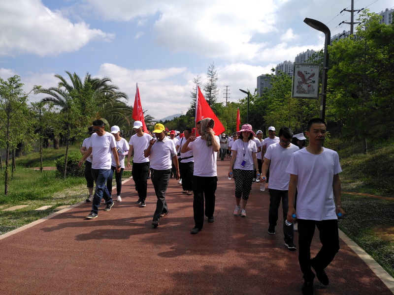 “绿水青山就是金山银山，文明城市创建你我同参与”绿色出行、千人走宁湖活动