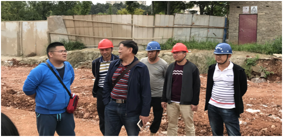 安宁市住房和城乡建设局领导携昆明市创“海绵城市”小组有关领导亲临我公司监理的320国道金方路口至湖东路口改造工程现场指导工作