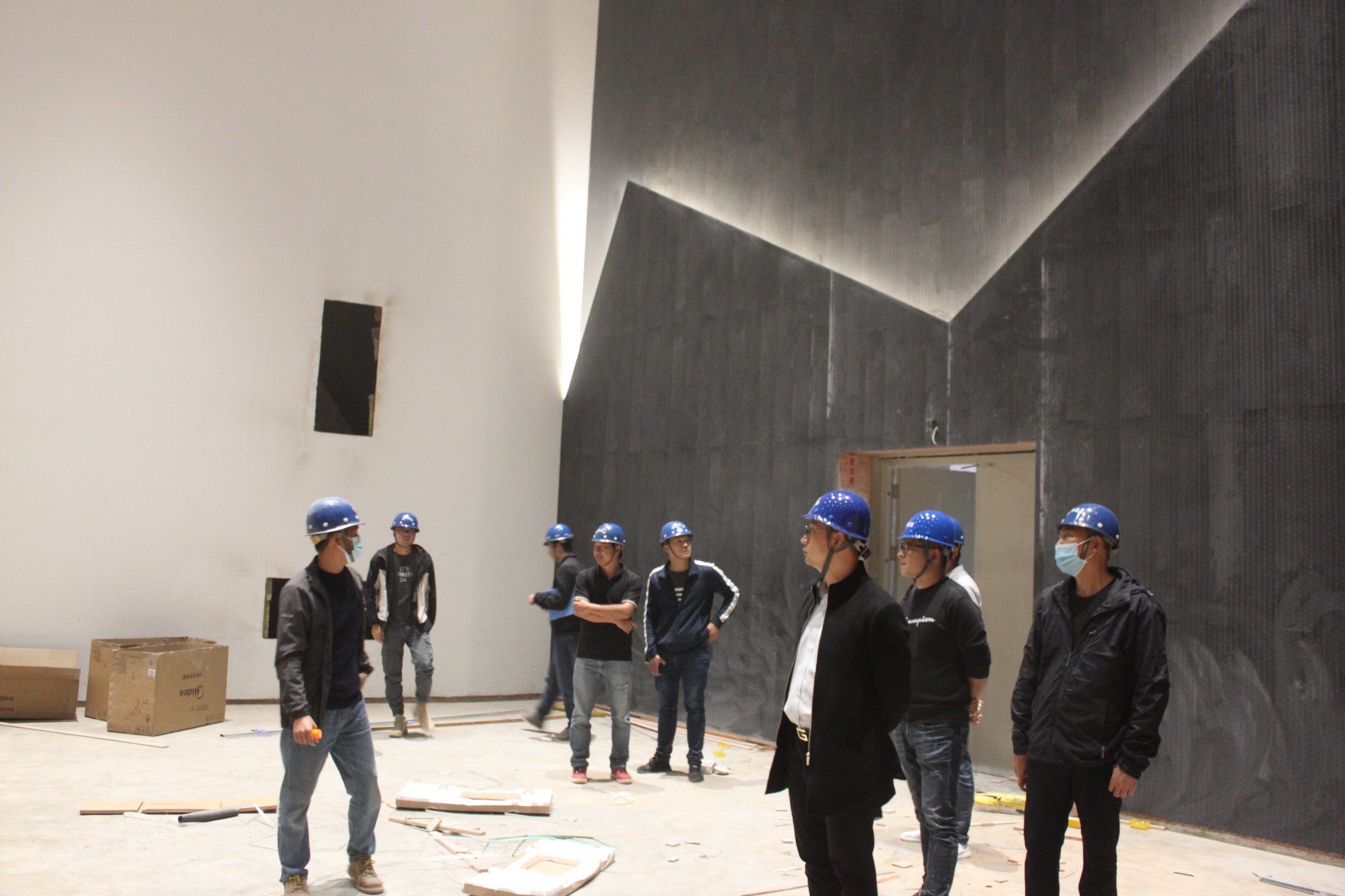 公司组织后备骨干到安宁市城市文化中心内装工程项目进行实地参观学习