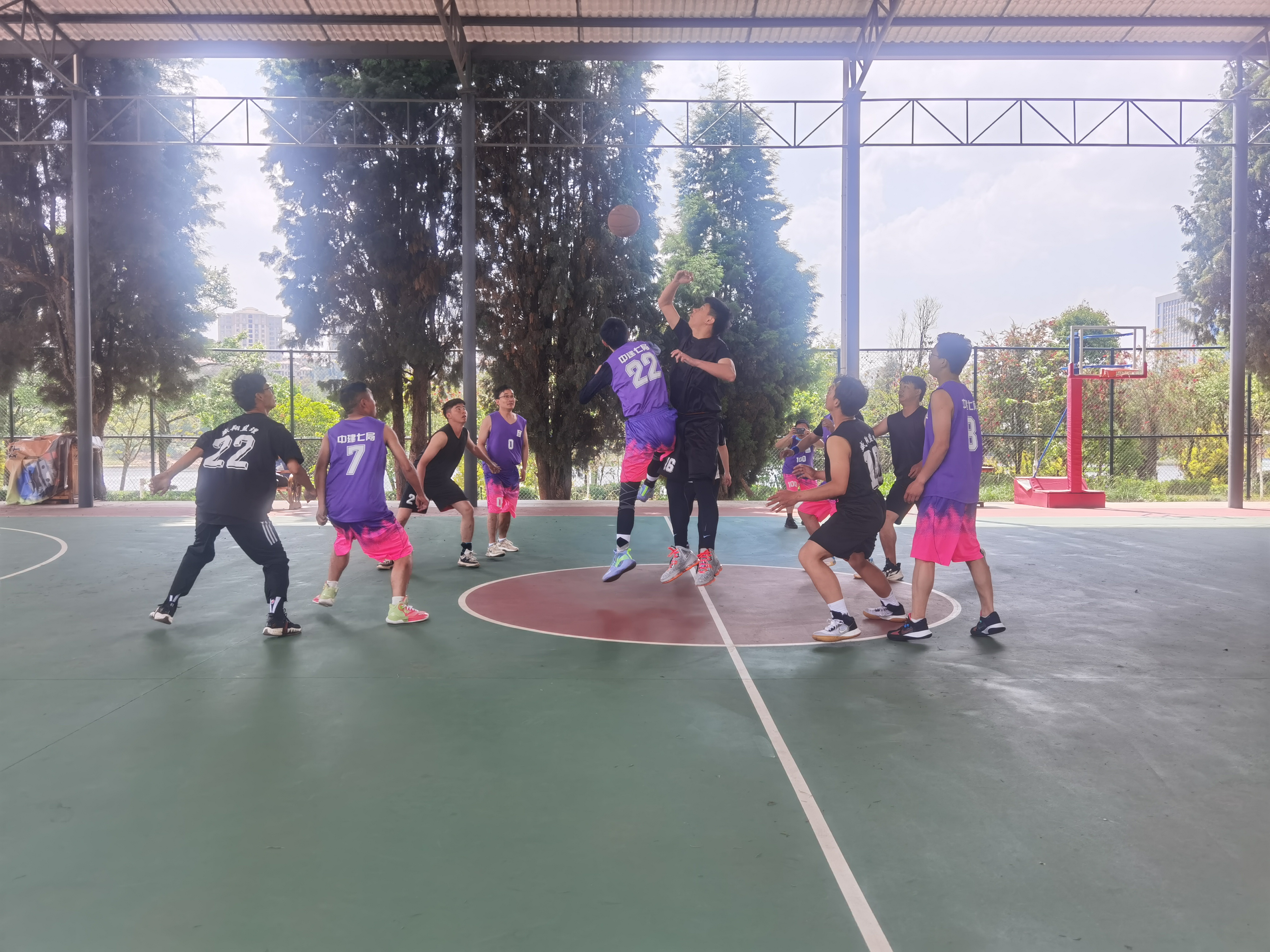 中建七局安宁官厢街项目部与公司篮球队开展篮球友谊赛