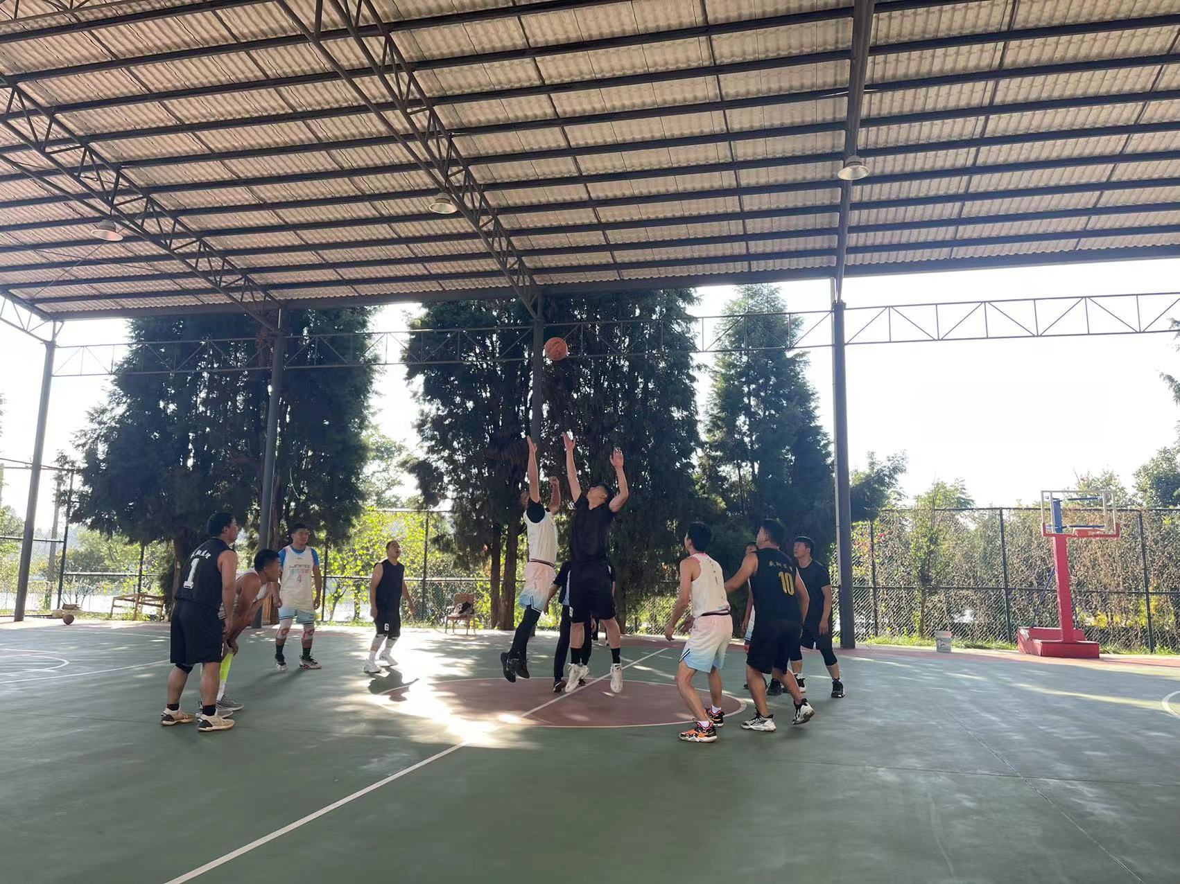 公司篮球队与云南轻纺学校举行篮球友谊赛
