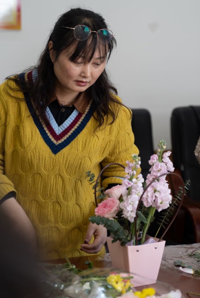 花香三月 绽放“她力量” ——庆祝 “三八”国际劳动妇女节暨主题党日活动