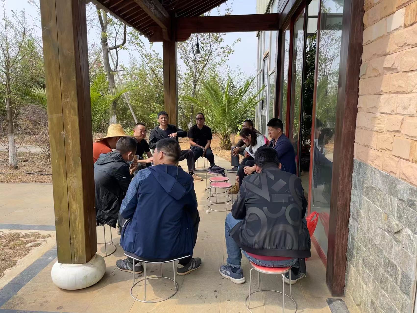 公司领导及各监理部负责人对大石庄林地进行勘察调研