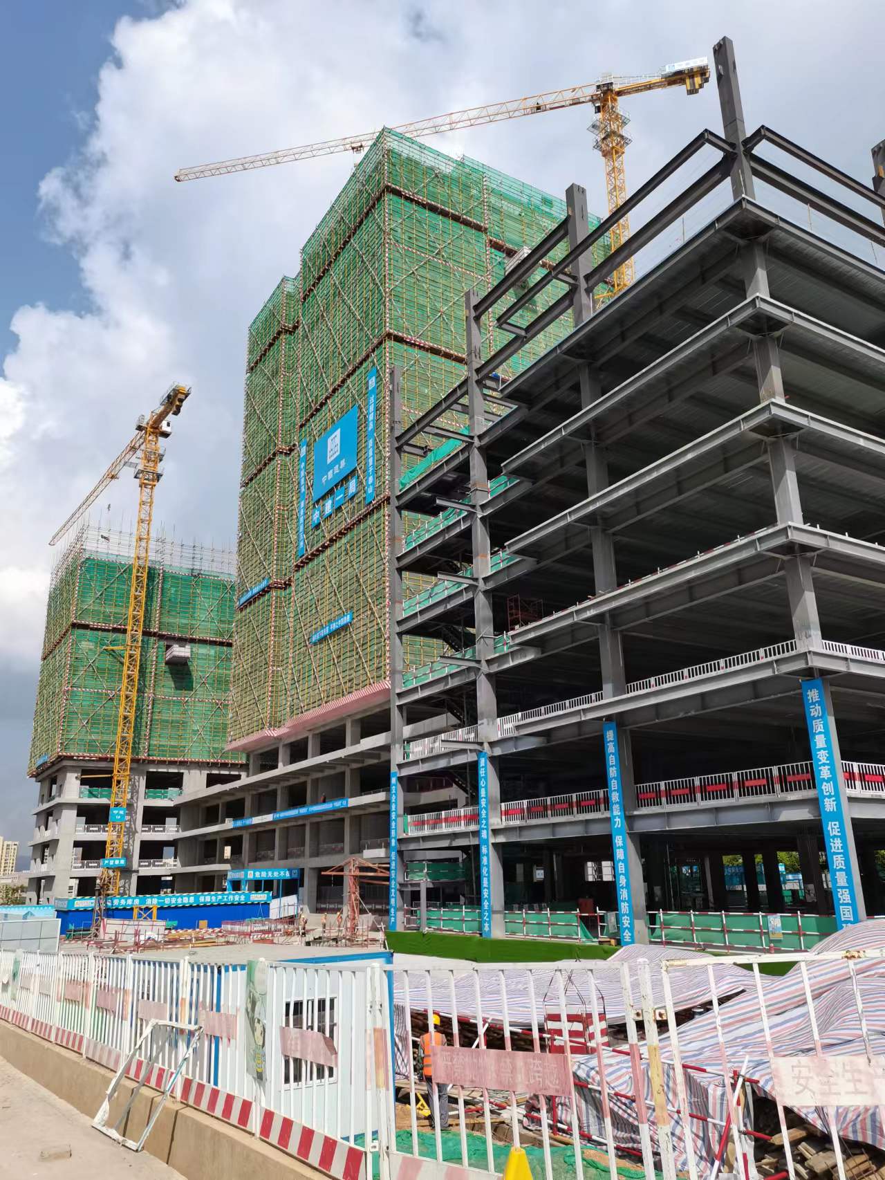 安宁市住建领域“安全生产月”启动仪式在安宁职教 双创服务中心项目进行