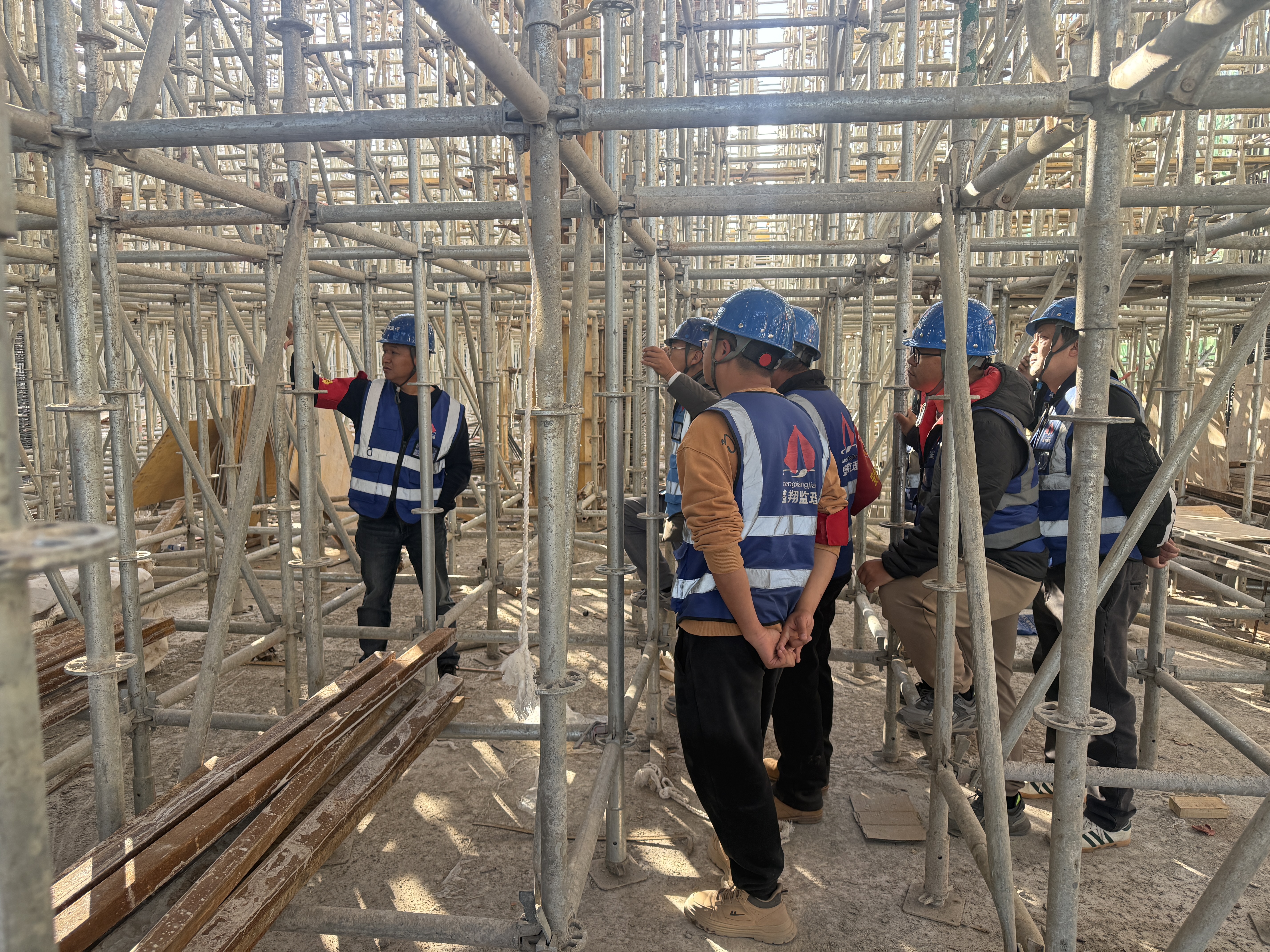聚焦超高支模难题 共探安全施工之道 ——盛翔监理公司专业组开展“承插型盘口式脚手架高支模”观摩探讨活动